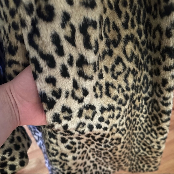 Like new! Express faux fur leopard print coat M - Picture 6 of 11